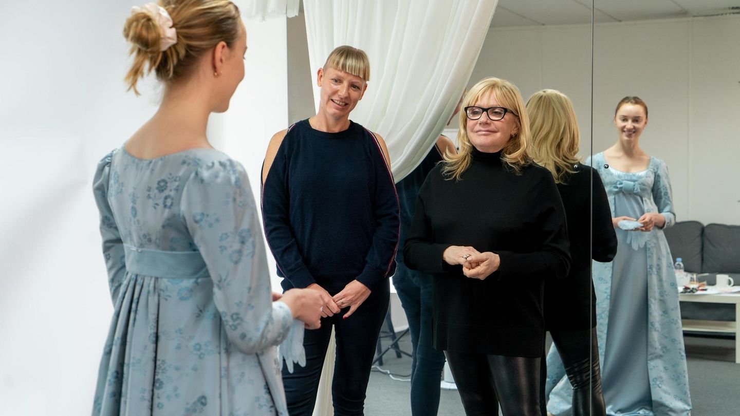 Ellen Mirojnick begutachtet das Kleid von "Bridgerton" Schauspielerin Phoebe Dynevor