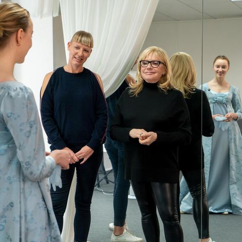 Ellen Mirojnick begutachtet das Kleid von "Bridgerton" Schauspielerin Phoebe Dynevor