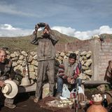 Ein Mann hält eine Schale in die Luft