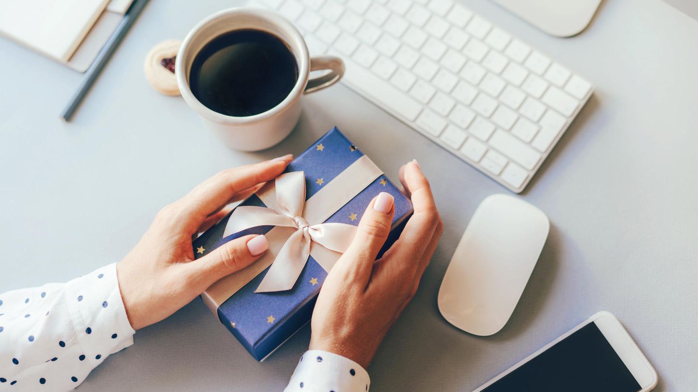 Weihnachtsgeschenke für Mitarbeiter Geschenk liegt auf dem Schreibtisch von Mitarbeiter