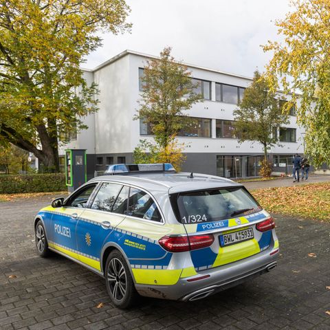 Nach tödlichen Schüssen unter Schülern hat die Polizei vor der Schule in Offenburg Stellung bezogen