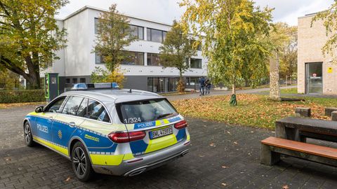 Nach tödlichen Schüssen unter Schülern hat die Polizei vor der Schule in Offenburg Stellung bezogen