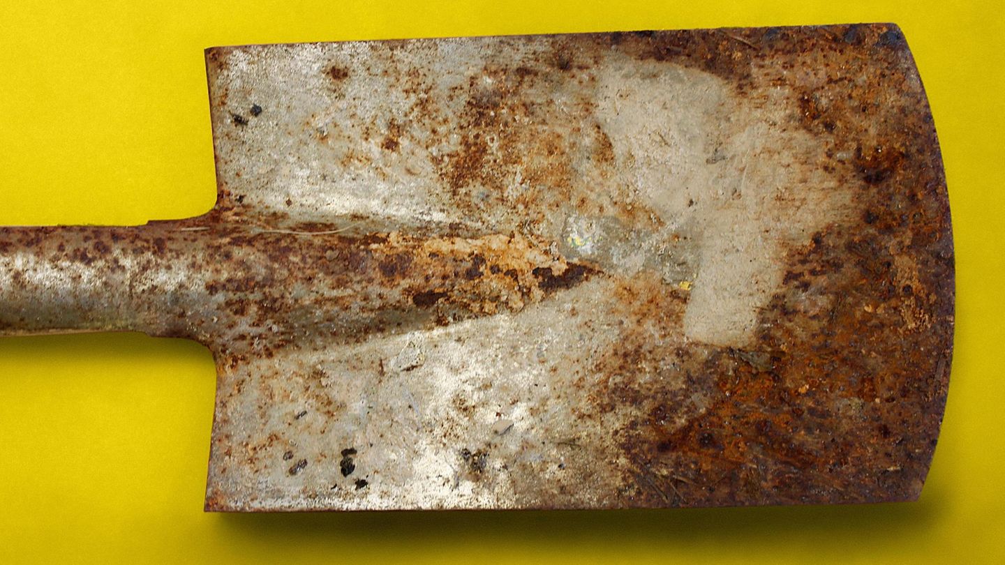 Ein verschmutzter Spaten