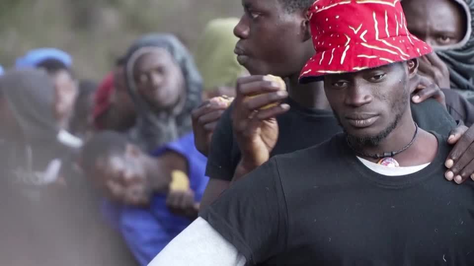 Video: Migration: Minderjährig oder nicht? Ankünfte überfordern Behörden auf den Kanarischen Inseln Video: Migration: Minderjährig oder nicht? Ankünfte überfordern Behörden auf den Kanarischen Inseln