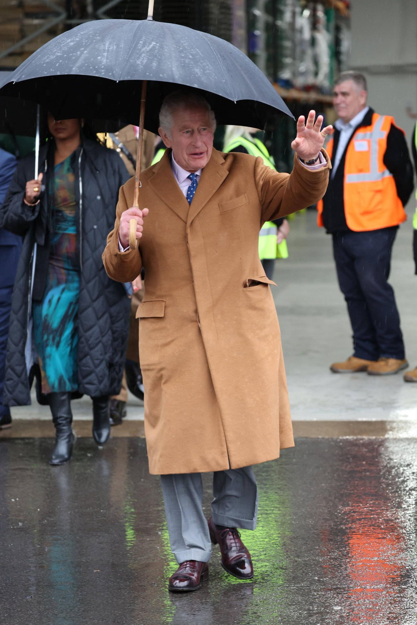 König Charles mit Regenschirm