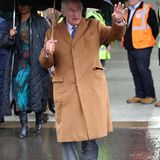 König Charles mit Regenschirm