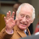 Charles lächelt und winkt