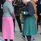 Camilla redet mit einer Frau