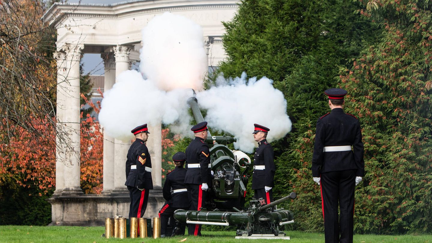 Salutschüsse zu Ehren König Charles Salutschüsse zu Ehren König Charles