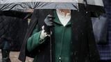 Camilla unter dem Regenschirm