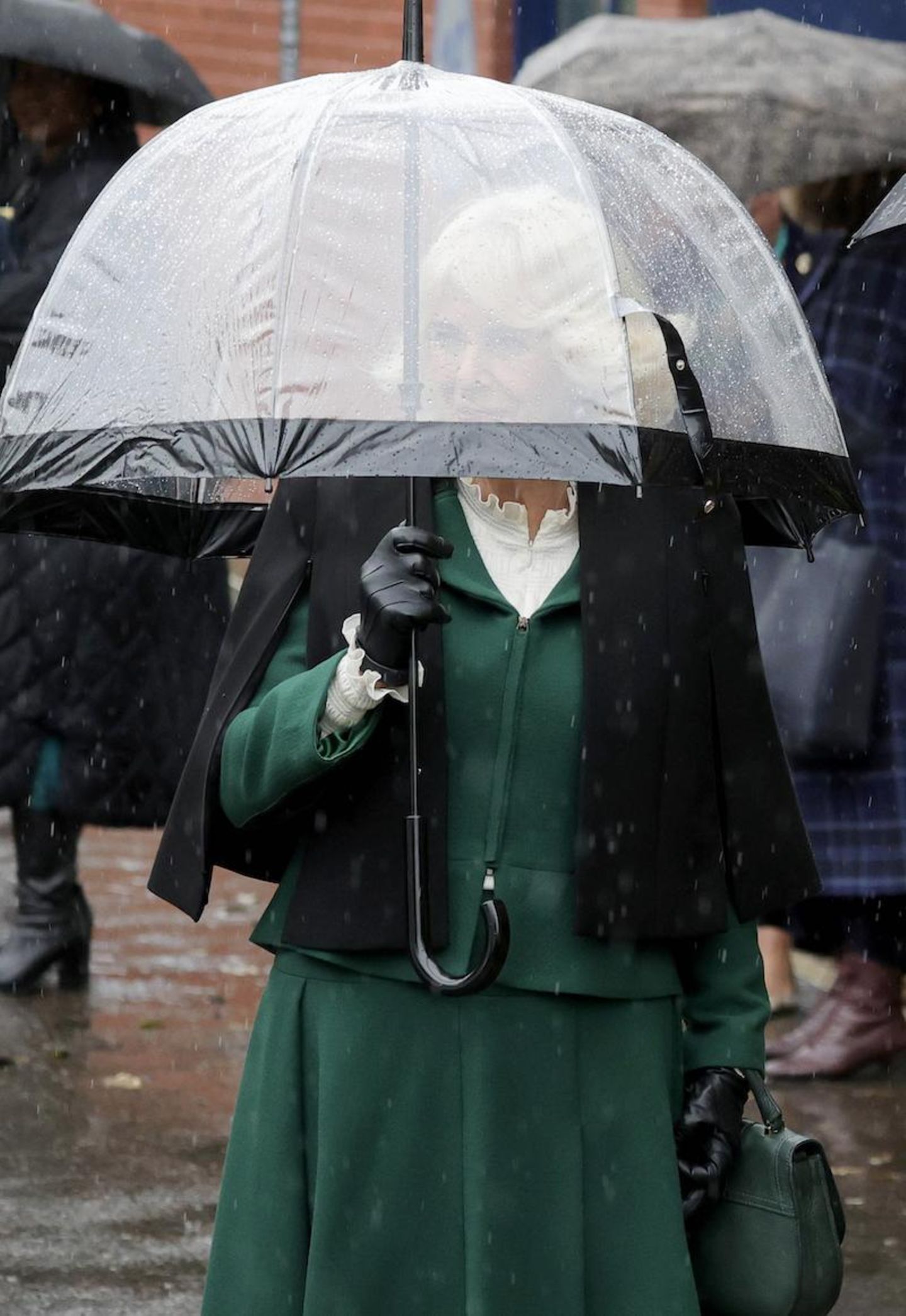 Camilla unter dem Regenschirm