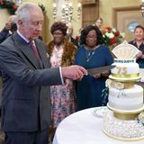 Charles schneidet seine Torte an