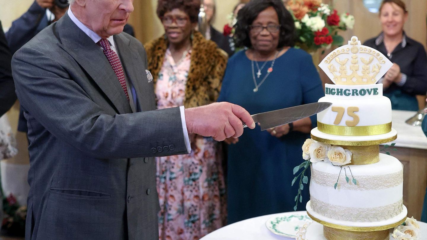 Charles schneidet seine Torte an