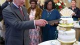 Charles schneidet seine Torte an