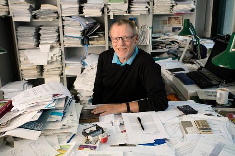 Der Wissenschaftler Jens Juul Holst sitzt in seinem Arbeitszimmer an einem Schreibtisch