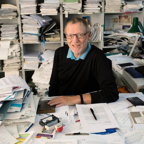 Der Wissenschaftler Jens Juul Holst sitzt in seinem Arbeitszimmer an einem Schreibtisch
