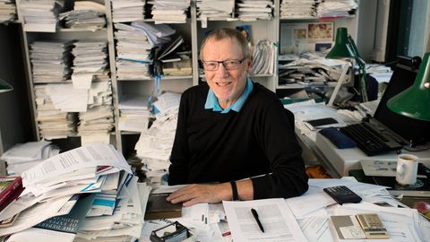 Der Wissenschaftler Jens Juul Holst sitzt in seinem Arbeitszimmer an einem Schreibtisch