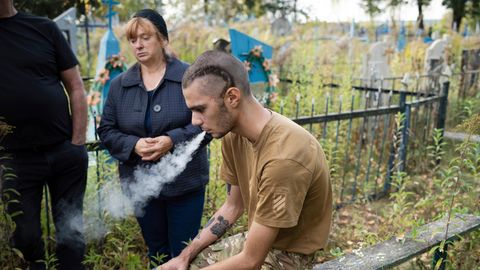 Ein verletzter ukrainischer Soldat bei der Beerdigung eines gefallenen Kameraden in Shostka in der Region Sumy