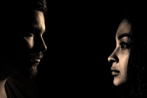 Beim Dating kann es darum gehen, Spaß zu haben und den ganzen Prozess zu genießen, oder darum, eine Lücke zu füllen. Woran man merkt, worum es geht und was einen warnen sollte, erklärt Paartherapeutin Yvi Blum im Interview.