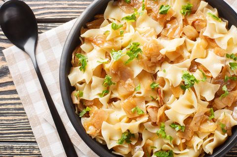 Ein Teller mit Krautnudeln (Rezept)