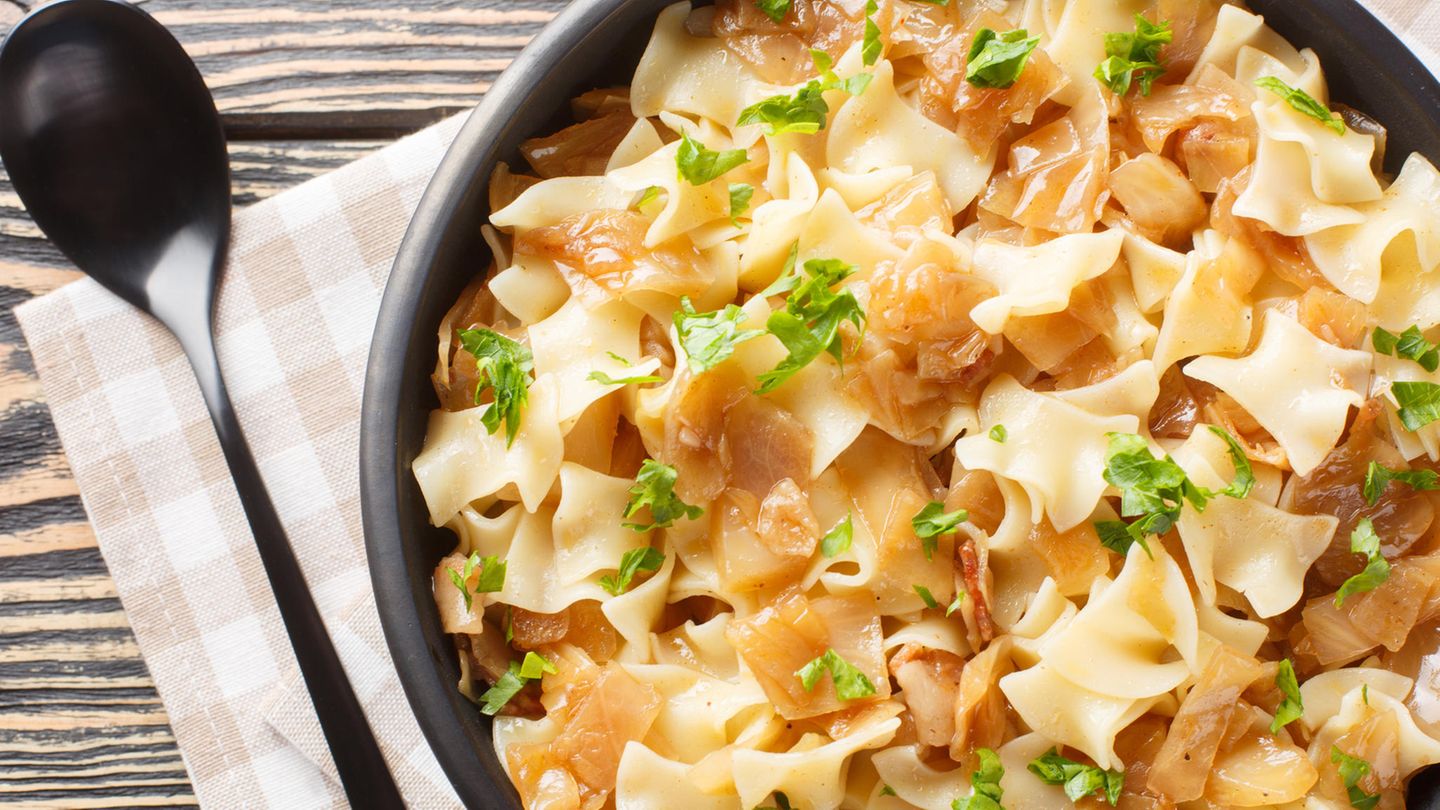 Ein Teller mit Krautnudeln (Rezept)