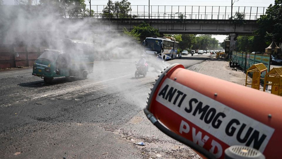 Luftverschmutzung: Indiens verzweifelter Versuch: Mit Kanonen auf den Smog schießen Luftverschmutzung: Indiens verzweifelter Versuch: Mit Kanonen auf den Smog schießen