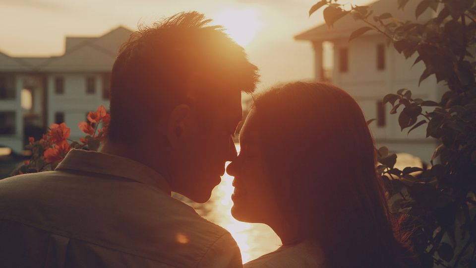 "Ich werde ihn schon noch überzeugen": Glaubenssätze, die Dating zur Katastrophe machen Paartherapeutin Yvi Blum erklärt, wie der eigene Bindungsstil, damit verbundene Glaubenssätze und das Unwissen darüber, was man selbst tatsächlich möchte, dazu führen, dass wir bestimmte Menschen in unser Leben ziehen, die dort für ziemlich viel Herzschmerz sorgen können.