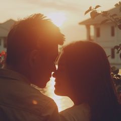 Paartherapeutin Yvi Blum erklärt, wie der eigene Bindungsstil, damit verbundene Glaubenssätze und das Unwissen darüber, was man selbst tatsächlich möchte, dazu führen, dass wir bestimmte Menschen in unser Leben ziehen, die dort für ziemlich viel Herzschmerz sorgen können.