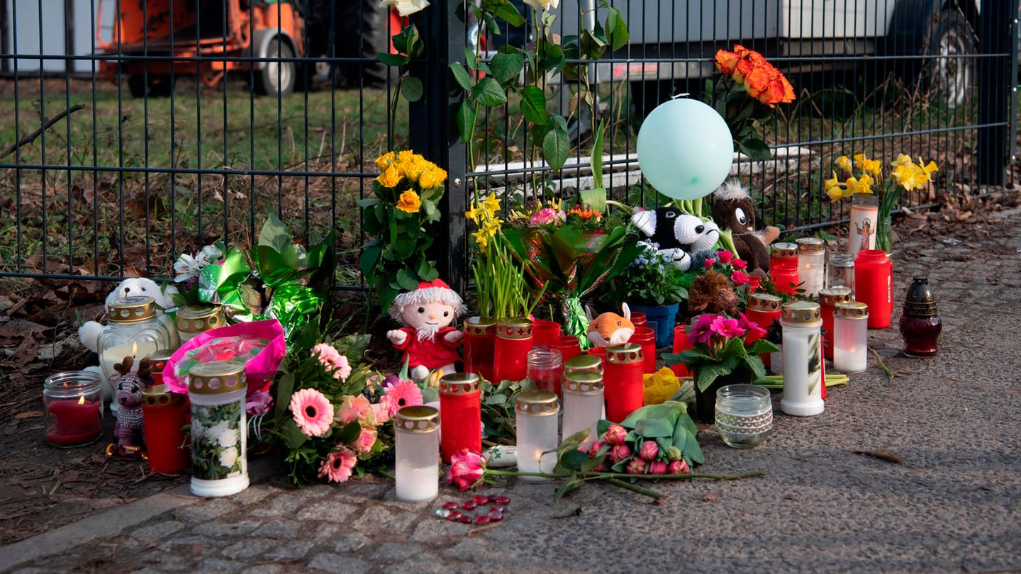 Nach dem Tod der Fünfjährigen im Februar 2023 hatten Unbekannte Blumen, Kerzen und Kuscheltiere am Bürgerpark Pankow abgelegt