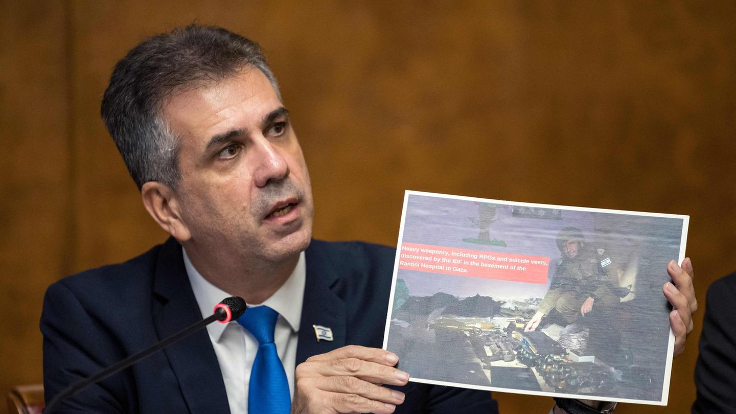 Israels Außenminister Eli Cohen zeigte am Montagabend Fotos, die beweisen sollen, dass im Keller des Rantisi-Kinderkrankenhauses in Gaza Geiseln festgehalten wurden