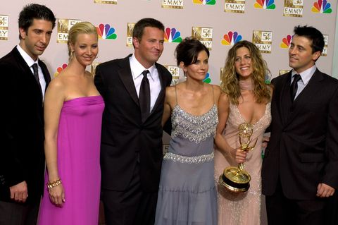 David Schwimmer, Lisa Kudrow, Matthew Perry, Courteney Cox, Jennifer Aniston und Matt LeBlanc (v.l.n.r.) stehen zusammen, nachdem "Friends" bei den 54. Primetime Emmy Awards den Preis für die beste Comedy-Serie gewonnen hat.