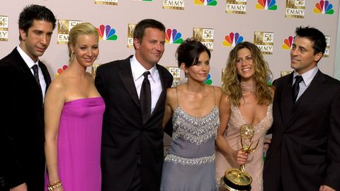 David Schwimmer, Lisa Kudrow, Matthew Perry, Courteney Cox, Jennifer Aniston und Matt LeBlanc (v.l.n.r.) stehen zusammen, nachdem "Friends" bei den 54. Primetime Emmy Awards den Preis für die beste Comedy-Serie gewonnen hat.