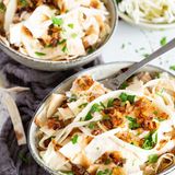 Panr-Khash   Armenische »Käsespätzle« aus Lavash     Für 4 Portionen:     Zutaten:  1 große Gemüsezwiebel  2 EL Pflanzenöl  3 EL Butter  1⁄2 TL schwarzer Pfeffer aus der Mühle  240 g Lavash (alternativ arabisches oder türkisches dünnes Fladenbrot)  200 g Fadenkäse (alternativ 80 g Mozzarella + 80 g Feta + 40 g Parmesan)  480 ml Wasser     Zubereitung:  1. Zwiebel schälen, würfeln und in einer Pfanne etwa 1–2 Minuten stark erhitzen, dann Öl und Butter hinzufügen. Zwiebelwürfel bei mittlerer bis hoher Hitze etwa 5 Minuten goldgelb braten, mit Pfeffer würzen.  2. Derweil Lavash mit einer Schere in Streifen schneiden. Diese sollten höchstens die Länge und Breite eines kleinen Fingers haben. Fadenkäse in dünne Streifen zupfen, alternativ hacken.  3. Gebratene Zwiebeln inklusive Bratfett in eine kleine Schale geben und beiseitestellen. In dieselbe Pfanne das Wasser füllen und aufkochen.  4. Die Böden von 4 Müslischalen mit je einer dünnen Schicht Lavash bedecken, darauf eine dünne Schicht Käse verteilen. Lavash und Käse abwechselnd übereinander schichten, bis beides aufgebraucht ist. Die gebratenen Zwiebeln mit dem Bratfett zuletzt auf die Schichten geben. Das kochende Wasser gleichmäßig über die Schichten gießen. Jede Schüssel sofort mit einem flachen Teller o. Ä. abdecken und etwa 3 Minuten ruhen lassen. Noch heiß servieren.  Tipp: Fadenkäse bekommen Sie in den meisten türkischen Lebensmittelmärkten. Sollten Sie jedoch keinen auftreiben, können Sie die oben beschriebene Käsemischung als Ersatz nehmen. Wichtig ist, dass der Anteil an salzigen Käsesorten hoch genug ist, da im Rezept kein zusätzliches Salz zum Einsatz kommt.     »Panr-Khash« bedeutet wörtlich übersetzt »Käse wird gekocht«, was dieses einfache Gericht, das ein wenig an Käsespätzle erinnert, perfekt beschreibt. Es entstand zunächst als improvisiertes Alltagsessen, als aus wenigen Zutaten eine schnelle, warme und sättigende Mahlzeit bereitet werden musste. Als Ursprungsort wird Erzurum in der heutigen Türkei vermutet. Nach 1915 brachten die von dort stammenden Völkermord-Überlebenden das Rezept nach Armenien.