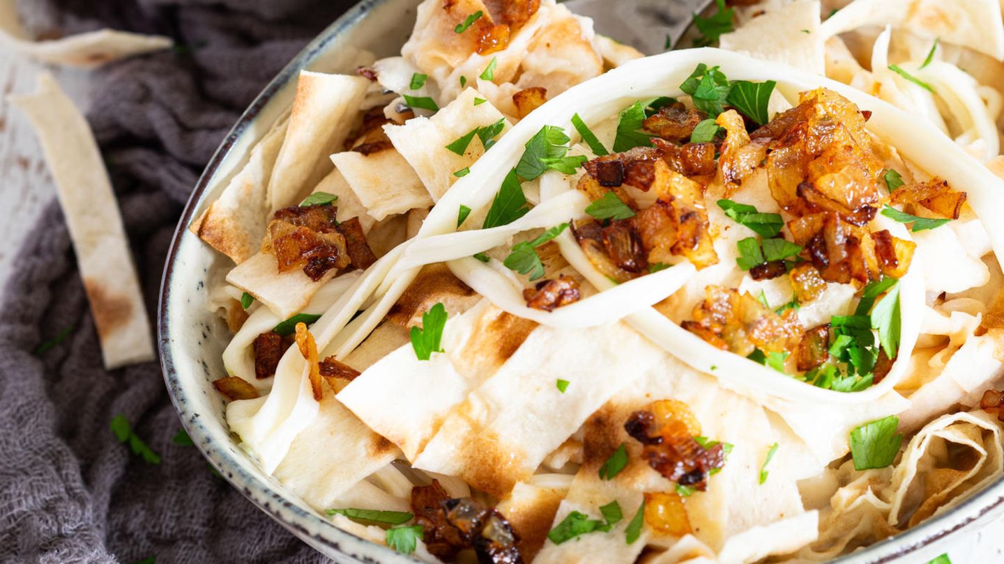Kochbuch "Yerevan": Panr-Khash Armenische »Käsespätzle« aus Lavash Für 4 Portionen: Zutaten: 1 große Gemüsezwiebel 2 EL Pflanzenöl 3 EL Butter 1⁄2 TL schwarzer Pfeffer aus der Mühle 240 g Lavash (alternativ arabisches oder türkisches dünnes Fladenbrot) 200 g Fadenkäse (alternativ 80 g Mozzarella + 80 g Feta + 40 g Parmesan) 480 ml Wasser Zubereitung: 1. Zwiebel schälen, würfeln und in einer Pfanne etwa 1–2 Minuten stark erhitzen, dann Öl und Butter hinzufügen. Zwiebelwürfel bei mittlerer bis hoher Hitze etwa 5 Minuten goldgelb braten, mit Pfeffer würzen. 2. Derweil Lavash mit einer Schere in Streifen schneiden. Diese sollten höchstens die Länge und Breite eines kleinen Fingers haben. Fadenkäse in dünne Streifen zupfen, alternativ hacken. 3. Gebratene Zwiebeln inklusive Bratfett in eine kleine Schale geben und beiseitestellen. In dieselbe Pfanne das Wasser füllen und aufkochen. 4. Die Böden von 4 Müslischalen mit je einer dünnen Schicht Lavash bedecken, darauf eine dünne Schicht Käse verteilen. Lavash und Käse abwechselnd übereinander schichten, bis beides aufgebraucht ist. Die gebratenen Zwiebeln mit dem Bratfett zuletzt auf die Schichten geben. Das kochende Wasser gleichmäßig über die Schichten gießen. Jede Schüssel sofort mit einem flachen Teller o. Ä. abdecken und etwa 3 Minuten ruhen lassen. Noch heiß servieren. Tipp: Fadenkäse bekommen Sie in den meisten türkischen Lebensmittelmärkten. Sollten Sie jedoch keinen auftreiben, können Sie die oben beschriebene Käsemischung als Ersatz nehmen. Wichtig ist, dass der Anteil an salzigen Käsesorten hoch genug ist, da im Rezept kein zusätzliches Salz zum Einsatz kommt. »Panr-Khash« bedeutet wörtlich übersetzt »Käse wird gekocht«, was dieses einfache Gericht, das ein wenig an Käsespätzle erinnert, perfekt beschreibt. Es entstand zunächst als improvisiertes Alltagsessen, als aus wenigen Zutaten eine schnelle, warme und sättigende Mahlzeit bereitet werden musste. Als Ursprungsort wird Erzurum in der heutigen Türkei vermutet. Nach 1915 brachten die von dort stammenden Völkermord-Überlebenden das Rezept nach Armenien. Panr-Khash Armenische »Käsespätzle« aus Lavash Für 4 Portionen: Zutaten: 1 große Gemüsezwiebel 2 EL Pflanzenöl 3 EL Butter 1⁄2 TL schwarzer Pfeffer aus der Mühle 240 g Lavash (alternativ arabisches oder türkisches dünnes Fladenbrot) 200 g Fadenkäse (alternativ 80 g Mozzarella + 80 g Feta + 40 g Parmesan) 480 ml Wasser Zubereitung: 1. Zwiebel schälen, würfeln und in einer Pfanne etwa 1–2 Minuten stark erhitzen, dann Öl und Butter hinzufügen. Zwiebelwürfel bei mittlerer bis hoher Hitze etwa 5 Minuten goldgelb braten, mit Pfeffer würzen. 2. Derweil Lavash mit einer Schere in Streifen schneiden. Diese sollten höchstens die Länge und Breite eines kleinen Fingers haben. Fadenkäse in dünne Streifen zupfen, alternativ hacken. 3. Gebratene Zwiebeln inklusive Bratfett in eine kleine Schale geben und beiseitestellen. In dieselbe Pfanne das Wasser füllen und aufkochen. 4. Die Böden von 4 Müslischalen mit je einer dünnen Schicht Lavash bedecken, darauf eine dünne Schicht Käse verteilen. Lavash und Käse abwechselnd übereinander schichten, bis beides aufgebraucht ist. Die gebratenen Zwiebeln mit dem Bratfett zuletzt auf die Schichten geben. Das kochende Wasser gleichmäßig über die Schichten gießen. Jede Schüssel sofort mit einem flachen Teller o. Ä. abdecken und etwa 3 Minuten ruhen lassen. Noch heiß servieren. Tipp: Fadenkäse bekommen Sie in den meisten türkischen Lebensmittelmärkten. Sollten Sie jedoch keinen auftreiben, können Sie die oben beschriebene Käsemischung als Ersatz nehmen. Wichtig ist, dass der Anteil an salzigen Käsesorten hoch genug ist, da im Rezept kein zusätzliches Salz zum Einsatz kommt. »Panr-Khash« bedeutet wörtlich übersetzt »Käse wird gekocht«, was dieses einfache Gericht, das ein wenig an Käsespätzle erinnert, perfekt beschreibt. Es entstand zunächst als improvisiertes Alltagsessen, als aus wenigen Zutaten eine schnelle, warme und sättigende Mahlzeit bereitet werden musste. Als Ursprungsort wird Erzurum in der heutigen Türkei vermutet. Nach 1915 brachten die von dort stammenden Völkermord-Überlebenden das Rezept nach Armenien.