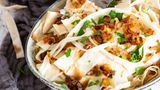 Panr-Khash   Armenische »Käsespätzle« aus Lavash     Für 4 Portionen:     Zutaten:  1 große Gemüsezwiebel  2 EL Pflanzenöl  3 EL Butter  1⁄2 TL schwarzer Pfeffer aus der Mühle  240 g Lavash (alternativ arabisches oder türkisches dünnes Fladenbrot)  200 g Fadenkäse (alternativ 80 g Mozzarella + 80 g Feta + 40 g Parmesan)  480 ml Wasser     Zubereitung:  1. Zwiebel schälen, würfeln und in einer Pfanne etwa 1–2 Minuten stark erhitzen, dann Öl und Butter hinzufügen. Zwiebelwürfel bei mittlerer bis hoher Hitze etwa 5 Minuten goldgelb braten, mit Pfeffer würzen.  2. Derweil Lavash mit einer Schere in Streifen schneiden. Diese sollten höchstens die Länge und Breite eines kleinen Fingers haben. Fadenkäse in dünne Streifen zupfen, alternativ hacken.  3. Gebratene Zwiebeln inklusive Bratfett in eine kleine Schale geben und beiseitestellen. In dieselbe Pfanne das Wasser füllen und aufkochen.  4. Die Böden von 4 Müslischalen mit je einer dünnen Schicht Lavash bedecken, darauf eine dünne Schicht Käse verteilen. Lavash und Käse abwechselnd übereinander schichten, bis beides aufgebraucht ist. Die gebratenen Zwiebeln mit dem Bratfett zuletzt auf die Schichten geben. Das kochende Wasser gleichmäßig über die Schichten gießen. Jede Schüssel sofort mit einem flachen Teller o. Ä. abdecken und etwa 3 Minuten ruhen lassen. Noch heiß servieren.  Tipp: Fadenkäse bekommen Sie in den meisten türkischen Lebensmittelmärkten. Sollten Sie jedoch keinen auftreiben, können Sie die oben beschriebene Käsemischung als Ersatz nehmen. Wichtig ist, dass der Anteil an salzigen Käsesorten hoch genug ist, da im Rezept kein zusätzliches Salz zum Einsatz kommt.     »Panr-Khash« bedeutet wörtlich übersetzt »Käse wird gekocht«, was dieses einfache Gericht, das ein wenig an Käsespätzle erinnert, perfekt beschreibt. Es entstand zunächst als improvisiertes Alltagsessen, als aus wenigen Zutaten eine schnelle, warme und sättigende Mahlzeit bereitet werden musste. Als Ursprungsort wird Erzurum in der heutigen Türkei vermutet. Nach 1915 brachten die von dort stammenden Völkermord-Überlebenden das Rezept nach Armenien.