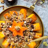 Ghapama   Gefüllter Kürbis     Für 2-4 Portionen     Zutaten:  200 g Basmatireis (alternativ Jasminreis)  1 mittelgroßer oder großer Hokkaido-Kürbis (alternativ eine andere runde Kürbis- sorte in derselben Größe), ca. 1,5–2 kg  4 EL Butter  30 g Rosinen (alternativ Ko- rinthen oder Sultaninen)  30 g getr. Aprikosen 30 g getr. Pflaumen  100 g Nusskerne nach Ge- schmack (z. B. Walnusskerne und Mandeln)  1⁄2 TL Zimt 1⁄2 TL Salz  3 EL Honig 1 TL Apfelessig     Zubereitung:  1. Backofen auf 150 °C Ober- und Unterhitze vorheizen.  2. Reis waschen. Dafür den Reis in eine ausreichend große Schüssel geben, kaltes Wasser hineingeben und mit der Hand mehrmals verrühren. Wasser vorsichtig abgießen und den Vorgang 2- bis 3-mal wiederholen oder bis das Wasser nicht mehr milchig trüb ist. Reis in einem feinmaschigen Sieb ab- tropfen lassen.  3. Kürbis mit einem feuchten Küchentuch von außen reinigen und anschließend unbehandelt auf einem Backblech im hei- ßen Backofen durchwärmen, damit er sich leichter schneiden lässt. Nach 20 Minuten den Kürbis aus dem Ofen nehmen und handwarm abkühlen lassen.  4. Währenddessen den Reis in einem großen, beschichteten Topf in viel Wasser etwa 10 Minuten kochen. Der Reis sollte nicht komplett durchgaren, sondern recht bissfest sein. In einem feinmaschigen Sieb abgießen und beiseitestellen. Reistopf ausspülen und trocken wischen.  5. Rosinen, Aprikosen, Pflaumen und Nusskerne grob hacken. Butter im (ehemaligen) Reistopf schmelzen. Trockenfrüchte, Nusskerne, Zimt, Salz und Honig hinzugeben und unter Rüh- ren von allen Seiten 5 Minuten anbraten, bis es duftet und der Honig leicht karamellisiert. Mit Apfelessig und 100 ml Wasser ablöschen und alles zum Reis geben.  6. Kürbisdeckel am Strunk sternförmig (schöner) oder rund (einfacher) abschneiden und aufheben. Kürbiskerne und faseriges Fruchtfleisch mit einem Löffel auskratzen. Steht der Kürbis nicht stabil, weil er am Boden uneben ist, die untere Spitze vorsichtig nur so weit absäbeln, bis der Kürbis gerade stehen kann, ohne umzukippen. Dabei unten kein Loch entstehen lassen, aus dem die Füllung später herausfallen könnte.  7. Backofen auf 170 °C Umluft vorheizen.  8. Kürbis auf ein mit Backpapier belegtes Blech oder in eine ofenfeste Form stellen. Reismischung in den Kürbis füllen, mit dem Kürbisdeckel gut verschließen und im Ofen etwa 1–1,5 Stunden garen, dabei das Blech zwischendurch einmal um 180° rotieren.  9. Mit einem Holzstäbchen oder einem Zahnstocher den Gartest machen: Lässt sich das Stäbchen ohne Widerstand von außen in die Kürbisschale stechen, ist das Ghapama fertig. Aus dem Ofen nehmen und 15–20 Minuten ruhen lassen, damit der Reis die Feuchtigkeit aus dem Kürbis aufsaugen kann.  10. Auf einer großen runden Servierplatte anrichten, den Kürbisdeckel abnehmen und den Kürbis rundherum wie eine Torte anschneiden, sodass sich die Kürbisspalten mit der Füllung wie eine Blüte öffnen lassen.     Dieser mit süßem Reis gefüllte Kürbis ist in Armenien so bekannt und begehrt, dass es sogar ein Lied über ihn gibt: Popsänger Harout Pamboukjian verhalf dem alten Volkslied »Hey jan Ghapama« (»Hey, mein liebes Ghapama«) Mitte der 1980er zu internationaler Bekanntheit. Mittlerweile ist der Song von armenischen Hochzeiten nicht mehr wegzudenken. Im Lied geht es um einen reifen Kürbis, der mit allerlei Süßem gefüllt und im »Tonir«-Ofen gebacken wird, bis der köstliche Duft sich im ganzen Dorf verbreitet und 100 Menschen (Verwandte, Freunde, Nachbarn) anlockt, die alle vom aromatischen »Ghapama« kosten wollen.  Ursprünglich war »Ghapama« ein süßes Festtagsessen, das im Herbst und Winter zubereitet wurde. Hierfür wurden die größten und schmackhaftesten Kürbisse ausgewählt, schließlich mussten möglichst viele Menschen satt werden. Auch heutzutage wird das Gericht zu Festen und Partys serviert, doch es muss nicht immer der Riesenkürbis vom Feld sein: Das Rezept oben ist etwa für einen Hokkaido-Kürbis gedacht. Neben seinem einzigartigen Geschmack ist Ghapama ein Gericht, das auch beeindruckend aussieht und sich daher besonders gut für Gäste eignet.  Die traditionelle Füllung ist süß, doch es gibt zudem herzhafte Varianten wie Ghapama aus Erzurum, bei dem Kalbfleisch, Auberginen, Tomaten, Karotten und Kidneybohnen verarbeitet werden (siehe Seite 199), oder süß-salziges Ghapama aus der armenischen Region Tavush, das neben Reis, Trockenfrüchten und Nüssen eine beachtliche Menge an karamellisierten Zwiebeln enthält und mit Salz abgeschmeckt wird.  Tipp: Für eine vegane Variante die Butter durch pflanzliche Margarine ersetzen und statt Honig Zuckerrübensirup, Agavendicksaft oder Ahornsirup verwenden.