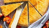 Klor Gata  Runder Kuchen mit Streuselfüllung     Für 1 runden Gata-Fladen     Zutaten:  Für den Teig:  450 g Weizenmehl (Type 405) + etwas Mehl für die Arbeitsfläche  200 g kalte Butter (in kleine Stückchen geschnitten)  1 Ei  200 g Joghurt  1 TL Essig  1 Pck. Backpulver 1⁄2 TL Salz  Für die Streuselfüllung »Khoriz«:  100 g flüssiges Butterschmalz  200 g Mehl  200 g Zucker  1 Pck. Vanillinzucker  Zum Bestreichen:  1 Eigelb 1 TL Milch     Zubereitung:  1. Für den Teig Mehl in eine große Schüssel füllen. Butter dazugeben und mit einem Teigmischer (alternativ mit den Händen) 5–10 Minuten grob ins Mehl einarbeiten. In der Mitte eine Mulde formen und Ei hineinschlagen.  2. In einer separaten großen Schale Joghurt, Essig und Backpulver mischen. (Achtung, es schäumt stark auf.) Mischung zum Mehl geben, Salz hinzufügen. Mit dem Teigmischer verkneten, bis der Teig klebrig und zugleich bröselig ist. Kurz mit den Händen weiter kneten, bis er glatt ist. Ruhen lassen.  3. In der Zwischenzeit die Streuselfüllung »Khoriz« zubereiten: in einer Schüssel Butterschmalz, Mehl, Zucker und Vanillin- zucker mit den Händen verkneten, bis eine krümelige Streuselmasse entsteht. Die Masse ist genau richtig, wenn sie zwar noch bröselig ist, aber beim Zusammendrücken ihre Form behält. Beiseitestellen.  4. Arbeitsplatte bemehlen und den Teig darauf wenige Minuten kneten und dann zu einem runden Fladen formen. Diesen mit den Händen gleichmäßig rund ausrollen.  5. Streuselmasse in die Mitte des Teiges geben. Mit den Fingern die Teigränder rundherum hochziehen und über der Füllung zusammendrücken, sodass eine Art Beutel entsteht. Oberfläche mit den Händen glatt streichen und etwas andrücken. Teigfladen umdrehen und entweder mit den Händen oder ei- nem Nudelholz einige Sekunden leicht rund ausrollen, ohne zu viel Druck auszuüben. Die Füllung soll sich so mit dem Teig verbinden, sich aber nicht vollständig in ihm auflösen.  6. Backofen auf 190 °C Ober- und Unterhitze vorheizen. Ein Backblech mit Backpapier auslegen und den Gata-Fladen vorsichtig darauf platzieren.  7. Zum Bestreichen Eigelb und Milch mischen und mit einem Backpinsel auf den Fladen streichen. Mit einer Gabel ein Karomuster in die Teigoberfläche malen und an einigen Stellen vorsichtig einstechen, damit beim Backen die Luft zirkulieren kann.  8. Gata auf der untersten Schiene 35–45 Minuten goldbraun backen. Herausnehmen und entweder noch warm anschneiden und servieren oder vollständig abkühlen lassen. Luftdicht verschlossen lässt sich Gata bei Zimmertemperatur 2–3 Tage oder im Kühlschrank etwa 1 Woche aufbewahren.     »Gata« gehört nicht nur zu den beliebtesten, sondern auch zu den ältesten armenischen Backwaren: Erwähnt wird der Kuchen, der einem süßen, runden Brot ähnelt, bereits in Quellen aus dem vierten Jahrhundert. Die Geschichte des Gebäcks ist eng mit der christlichen Geschichte der Armenier verknüpft: So wurden die runden, goldgelben Fladen zunächst in Anlehnung an »den Leib Christi« zu kirchlichen Messen rund um das Felsenkloster Geghard gebacken und verteilt, wo auch heute noch Frauen aus der Region an kleinen Ständen ihr kunstvoll verziertes Gata-Gebäck anbieten.  Erst im Laufe der Zeit wurde der Teig mit der süßen Füllung »Khoriz« angereichert. In manchen Gegenden ist es Tradition, ein besonderes Gata zu Neujahr zu backen, das eine versteckte Münze enthält. Die Person, die das Stück mit der Münze erhält, soll ein glückliches und reiches Jahr vor sich haben.  Gata hat eine dünne, fast knusprige Kruste, unter der sich ein weicher und zugleich mürber Teig verbirgt. Dieser bildet die ideale Hülle für die Khoriz-Füllung, die an Butterstreusel erinnert.  Es gibt viele unterschiedliche Variationen und gefühlt hat jede Familie ihr ganz eigenes Rezept. Manche Teige enthalten statt Joghurt saure Sahne, in anderen kommt weder das eine noch das andere Milchprodukt vor. Es gibt Variationen mit Hefe statt Backpulver, und einige Gata-Arten sind nicht nur mit Khoriz, sondern auch mit Trockenfrüchten oder gehackten oder gemahlenen Walnusskernen gefüllt. Für einige Bäcker*innen gehören ein paar Tropfen Brandy unbedingt ins Khoriz, während andere auf Honig und Rum schwören. Zudem existiert neben dem runden Gata-Kuchen auch die kleinere Konfekt-Version aus Blätterteig Kurzum: Es gibt nicht das eine, universell gültige Gata-Rezept. Vertrauen Sie daher Ihrem Bauchgefühl und wandeln Sie dieses Rezept so ab, wie es sich für Sie und Ihre Liebsten am besten eignet.