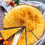 Klor Gata  Runder Kuchen mit Streuselfüllung     Für 1 runden Gata-Fladen     Zutaten:  Für den Teig:  450 g Weizenmehl (Type 405) + etwas Mehl für die Arbeitsfläche  200 g kalte Butter (in kleine Stückchen geschnitten)  1 Ei  200 g Joghurt  1 TL Essig  1 Pck. Backpulver 1⁄2 TL Salz  Für die Streuselfüllung »Khoriz«:  100 g flüssiges Butterschmalz  200 g Mehl  200 g Zucker  1 Pck. Vanillinzucker  Zum Bestreichen:  1 Eigelb 1 TL Milch     Zubereitung:  1. Für den Teig Mehl in eine große Schüssel füllen. Butter dazugeben und mit einem Teigmischer (alternativ mit den Händen) 5–10 Minuten grob ins Mehl einarbeiten. In der Mitte eine Mulde formen und Ei hineinschlagen.  2. In einer separaten großen Schale Joghurt, Essig und Backpulver mischen. (Achtung, es schäumt stark auf.) Mischung zum Mehl geben, Salz hinzufügen. Mit dem Teigmischer verkneten, bis der Teig klebrig und zugleich bröselig ist. Kurz mit den Händen weiter kneten, bis er glatt ist. Ruhen lassen.  3. In der Zwischenzeit die Streuselfüllung »Khoriz« zubereiten: in einer Schüssel Butterschmalz, Mehl, Zucker und Vanillin- zucker mit den Händen verkneten, bis eine krümelige Streuselmasse entsteht. Die Masse ist genau richtig, wenn sie zwar noch bröselig ist, aber beim Zusammendrücken ihre Form behält. Beiseitestellen.  4. Arbeitsplatte bemehlen und den Teig darauf wenige Minuten kneten und dann zu einem runden Fladen formen. Diesen mit den Händen gleichmäßig rund ausrollen.  5. Streuselmasse in die Mitte des Teiges geben. Mit den Fingern die Teigränder rundherum hochziehen und über der Füllung zusammendrücken, sodass eine Art Beutel entsteht. Oberfläche mit den Händen glatt streichen und etwas andrücken. Teigfladen umdrehen und entweder mit den Händen oder ei- nem Nudelholz einige Sekunden leicht rund ausrollen, ohne zu viel Druck auszuüben. Die Füllung soll sich so mit dem Teig verbinden, sich aber nicht vollständig in ihm auflösen.  6. Backofen auf 190 °C Ober- und Unterhitze vorheizen. Ein Backblech mit Backpapier auslegen und den Gata-Fladen vorsichtig darauf platzieren.  7. Zum Bestreichen Eigelb und Milch mischen und mit einem Backpinsel auf den Fladen streichen. Mit einer Gabel ein Karomuster in die Teigoberfläche malen und an einigen Stellen vorsichtig einstechen, damit beim Backen die Luft zirkulieren kann.  8. Gata auf der untersten Schiene 35–45 Minuten goldbraun backen. Herausnehmen und entweder noch warm anschneiden und servieren oder vollständig abkühlen lassen. Luftdicht verschlossen lässt sich Gata bei Zimmertemperatur 2–3 Tage oder im Kühlschrank etwa 1 Woche aufbewahren.     »Gata« gehört nicht nur zu den beliebtesten, sondern auch zu den ältesten armenischen Backwaren: Erwähnt wird der Kuchen, der einem süßen, runden Brot ähnelt, bereits in Quellen aus dem vierten Jahrhundert. Die Geschichte des Gebäcks ist eng mit der christlichen Geschichte der Armenier verknüpft: So wurden die runden, goldgelben Fladen zunächst in Anlehnung an »den Leib Christi« zu kirchlichen Messen rund um das Felsenkloster Geghard gebacken und verteilt, wo auch heute noch Frauen aus der Region an kleinen Ständen ihr kunstvoll verziertes Gata-Gebäck anbieten.  Erst im Laufe der Zeit wurde der Teig mit der süßen Füllung »Khoriz« angereichert. In manchen Gegenden ist es Tradition, ein besonderes Gata zu Neujahr zu backen, das eine versteckte Münze enthält. Die Person, die das Stück mit der Münze erhält, soll ein glückliches und reiches Jahr vor sich haben.  Gata hat eine dünne, fast knusprige Kruste, unter der sich ein weicher und zugleich mürber Teig verbirgt. Dieser bildet die ideale Hülle für die Khoriz-Füllung, die an Butterstreusel erinnert.  Es gibt viele unterschiedliche Variationen und gefühlt hat jede Familie ihr ganz eigenes Rezept. Manche Teige enthalten statt Joghurt saure Sahne, in anderen kommt weder das eine noch das andere Milchprodukt vor. Es gibt Variationen mit Hefe statt Backpulver, und einige Gata-Arten sind nicht nur mit Khoriz, sondern auch mit Trockenfrüchten oder gehackten oder gemahlenen Walnusskernen gefüllt. Für einige Bäcker*innen gehören ein paar Tropfen Brandy unbedingt ins Khoriz, während andere auf Honig und Rum schwören. Zudem existiert neben dem runden Gata-Kuchen auch die kleinere Konfekt-Version aus Blätterteig Kurzum: Es gibt nicht das eine, universell gültige Gata-Rezept. Vertrauen Sie daher Ihrem Bauchgefühl und wandeln Sie dieses Rezept so ab, wie es sich für Sie und Ihre Liebsten am besten eignet.