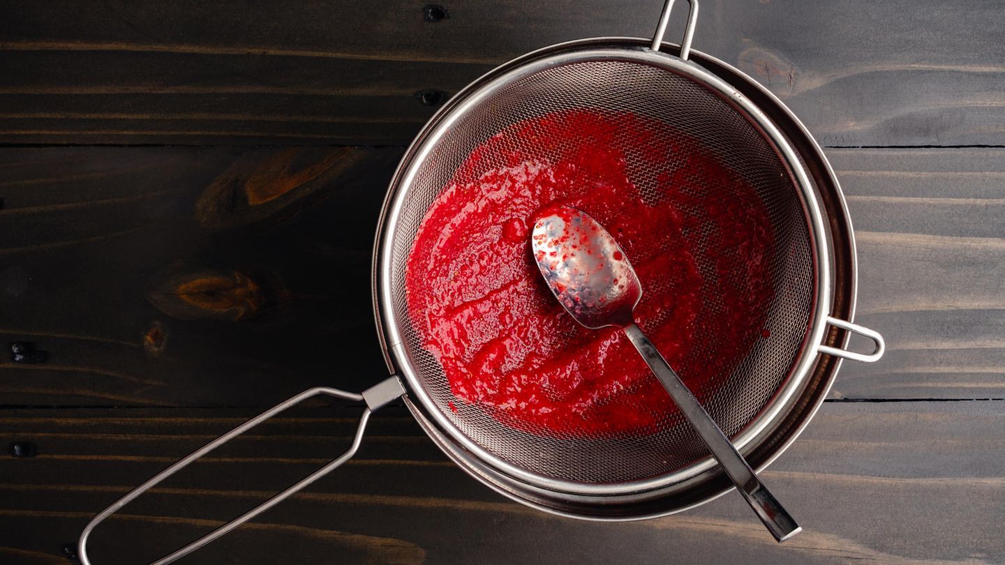 Mit einem Sieb ist das feine Passieren von Früchten auch möglich, aber deutlich anstrengender als mit einer Flotten Lotte