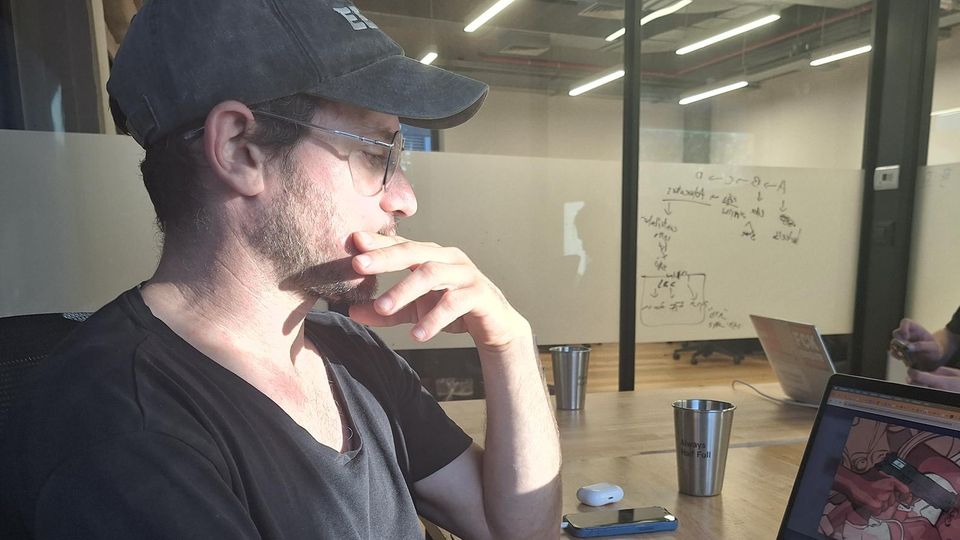 Ein Mitarbeiter von Fake Reporter wertet Bilder aus, die auf sozialen Netzwerken kursieren