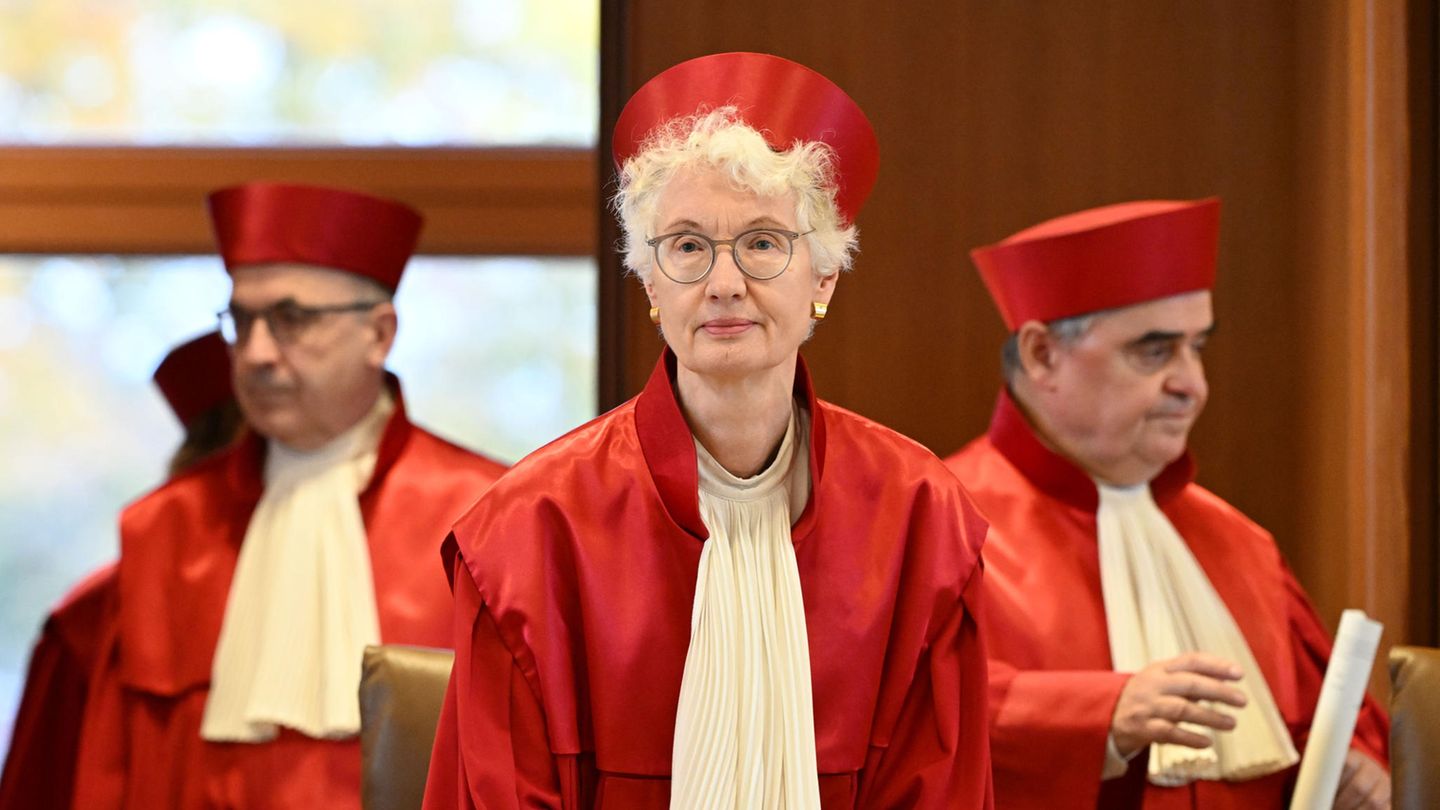 Doris König, Vizepräsidentin des Bundesverfassungsgerichts und Vorsitzende des Zweiten Senats, verkündet das Urteil in Karlsruhe