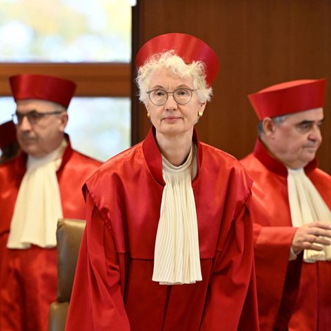 Doris König, Vizepräsidentin des Bundesverfassungsgerichts und Vorsitzende des Zweiten Senats, verkündet das Urteil in Karlsruhe