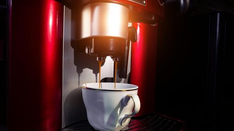 Black Friday Kaffeevollautomat: Kaffee fließt von einem Vollautomaten in die Tasse