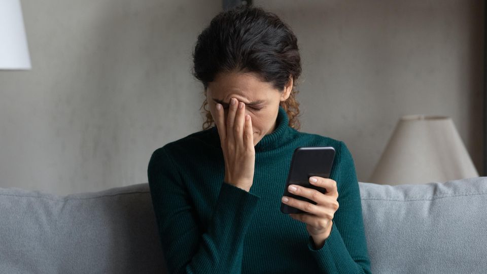 Frau schockiert Whatsapp Smartphone