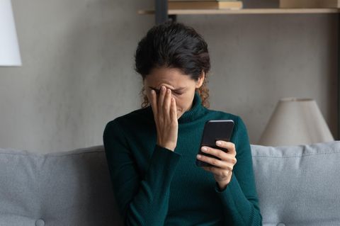 Frau schockiert Whatsapp Smartphone