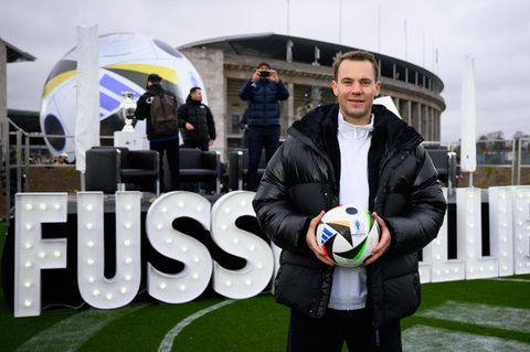 Manuel Neuer, DFB-Torhüter, steht bei der Vorstellung des EM-Spielballs für die Uefa Euro 2024 am Olympiastadion
