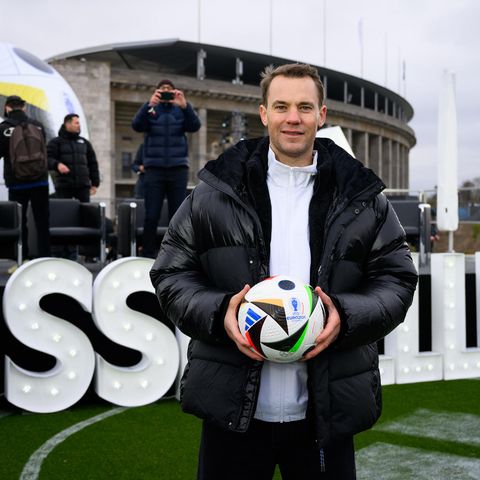 Manuel Neuer, DFB-Torhüter, steht bei der Vorstellung des EM-Spielballs für die Uefa Euro 2024 am Olympiastadion