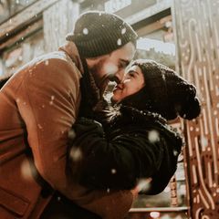 Manchmal ist man verliebt und alles scheint ganz einfach. Manchmal aber ist das Timing schlecht und es schleichen sich Unsicherheiten darüber ein, ob man überhaupt schon bereit ist, sich auf eine neue Liebe einzulassen. Paartherapeutin Yvi Blum erklärt im Interview, woran Sie merken können, ob Sie bereit für eine Beziehung sind oder noch Zeit benötigen.