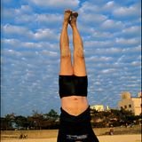 Ein Japaner im Kopfstrand am Strand