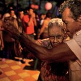 Eine Hundertjährige tanzt mit ihrem Sohn